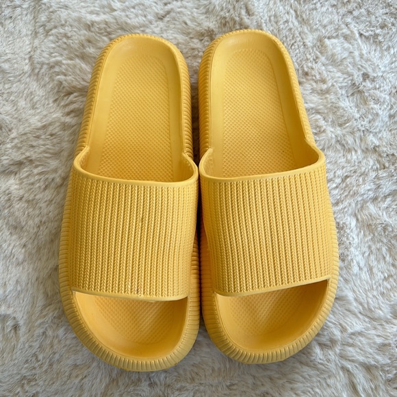 Yellow cloud slip on slide sandals, size 9 - Picture 2 of 9